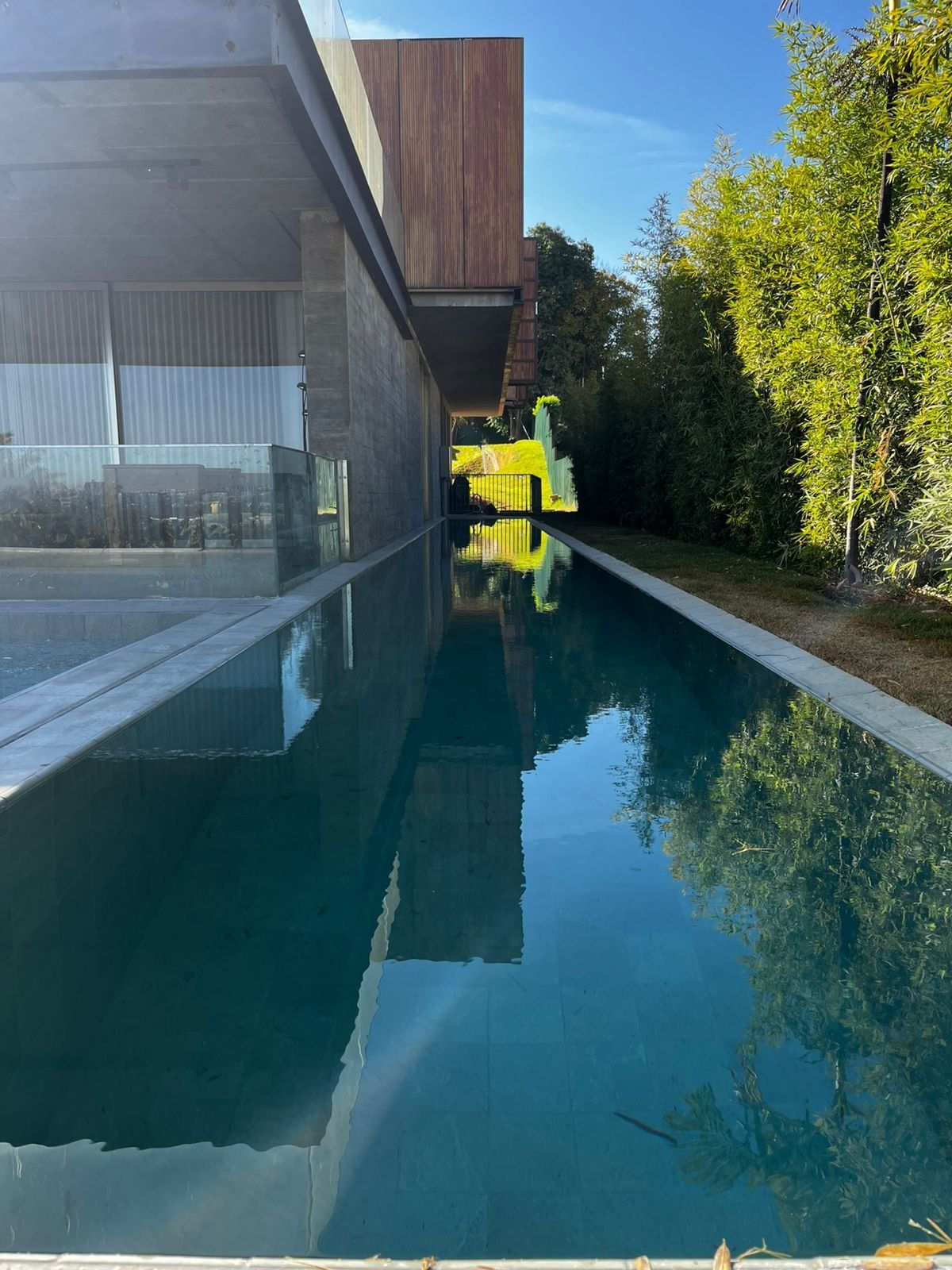 Piscina longa pastilhada em casa moderna em Brasília