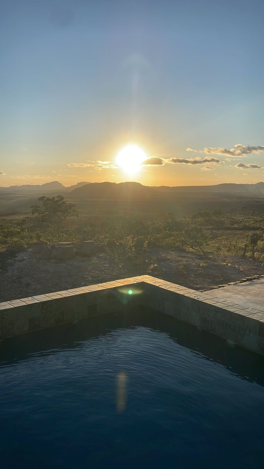 Piscina pastilhada ao pôr do sol em Alto Paraíso de Goiás