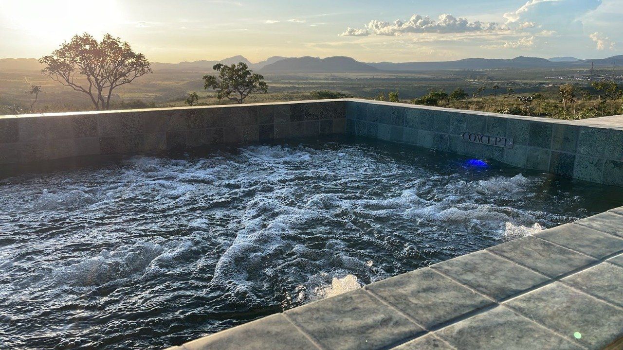 Spa com hidromassagem com vista para a Chapada dos Veadeiros, em Alto Paraíso de Goiás