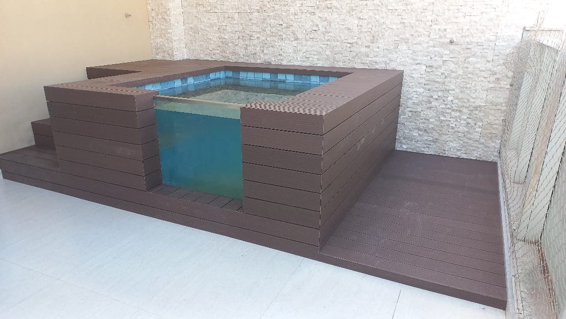 Spa elevado com visor de vidro em cobertura em Brasília