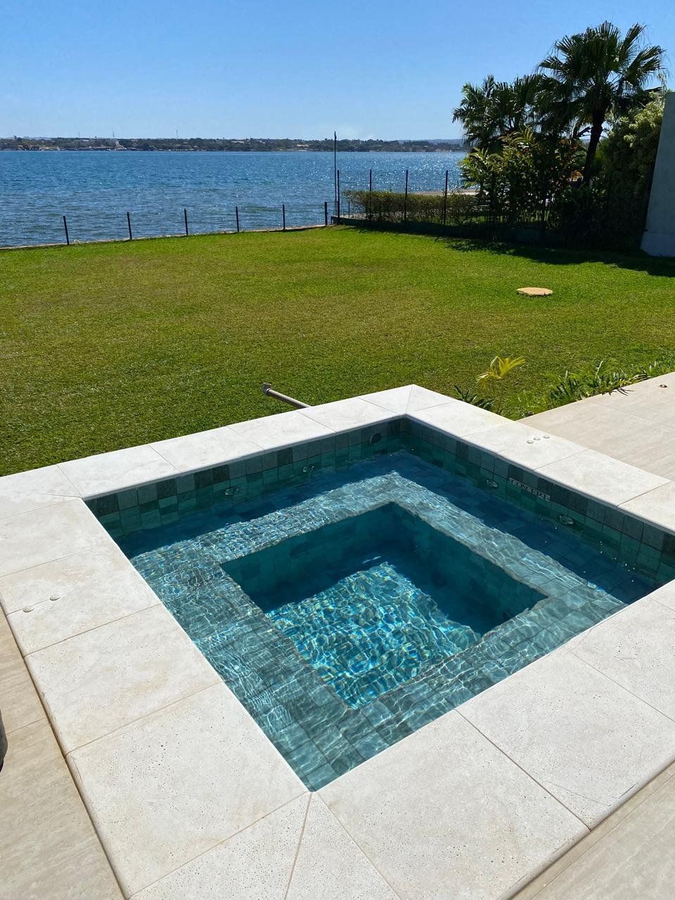 Spa pastilhado com vista para o Lago Paranoá, em Brasília